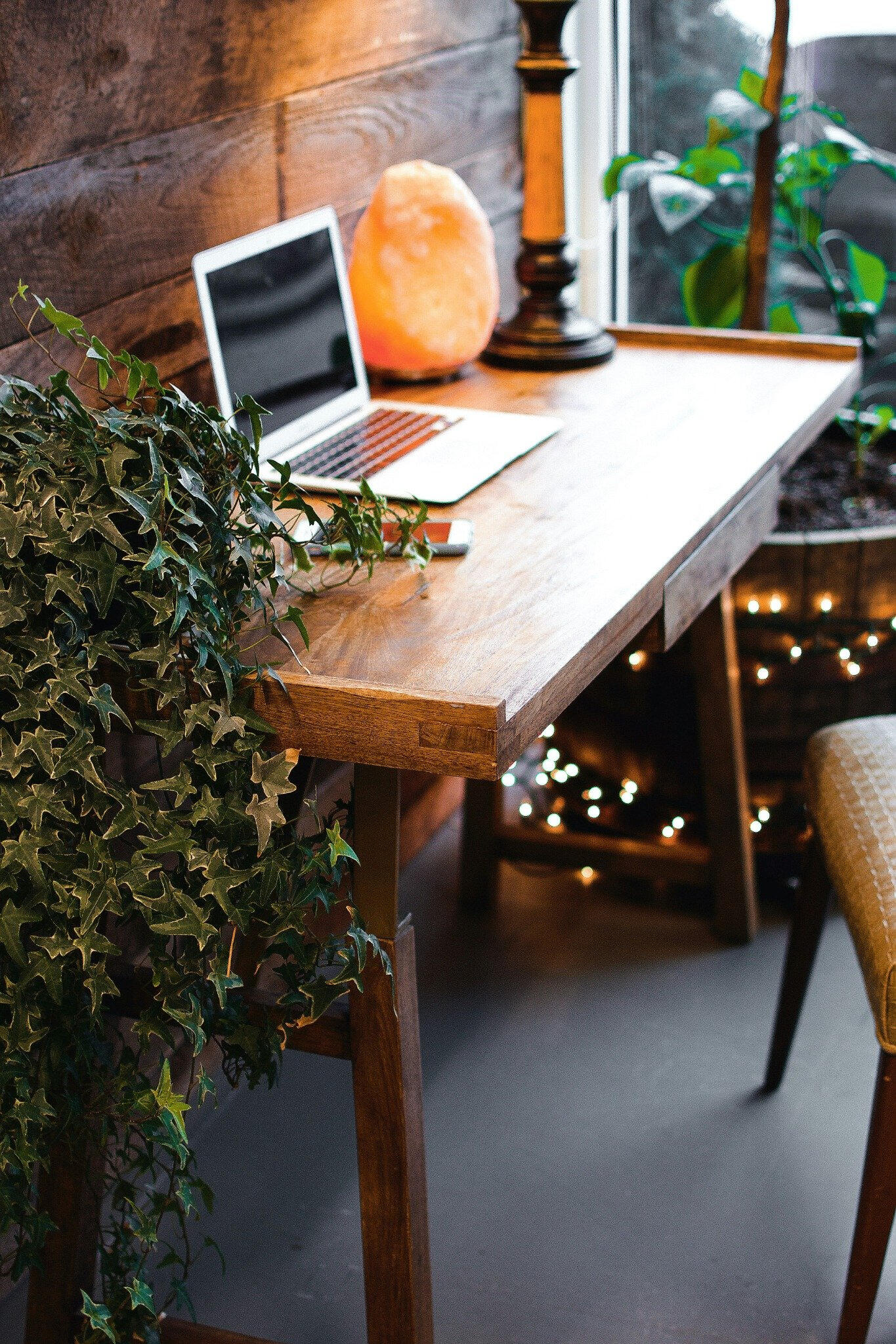 Ambiance de travail illustrant une gestionnaire de biens immobiliers à distance, conciergerie Airbnb, hôte professionnel France Brésil, location meublée courte durée